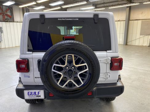 Used 2025 Jeep Wrangler Sahara image 7