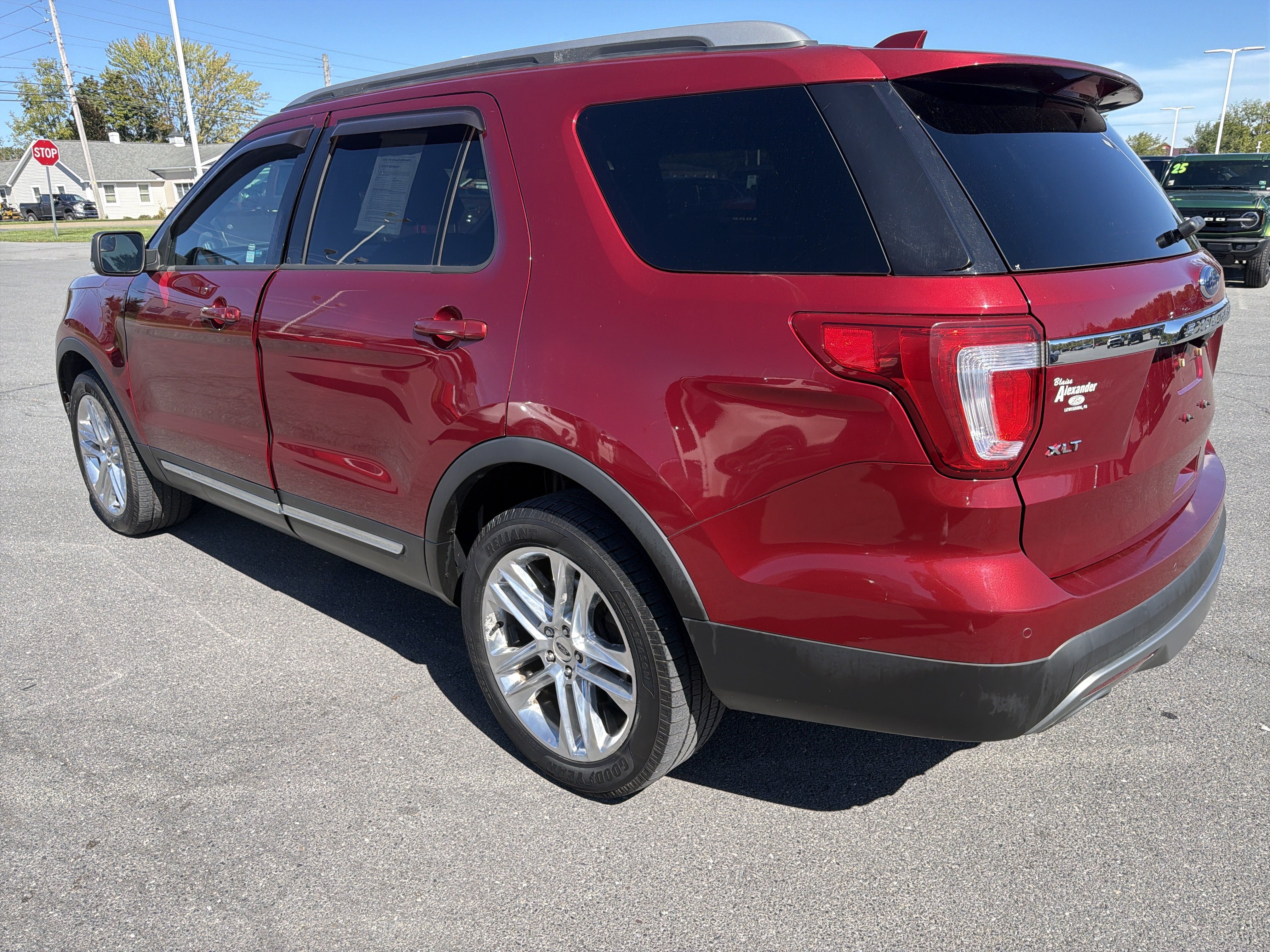 Used 2017 Ford Explorer XLT w/ Equipment Group 201A AWD/4WD image 6