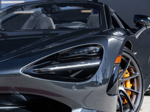 Used 2024 McLaren 750S Spider RWD image 18