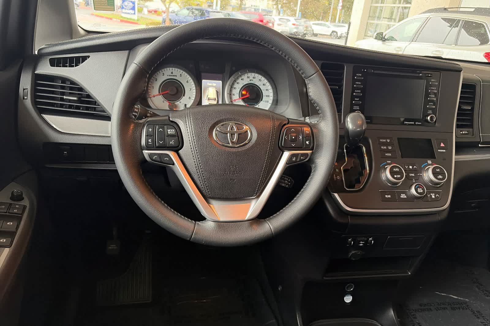 Used 2020 Toyota Sienna SE w/ Preferred Accessory Package FWD image 14