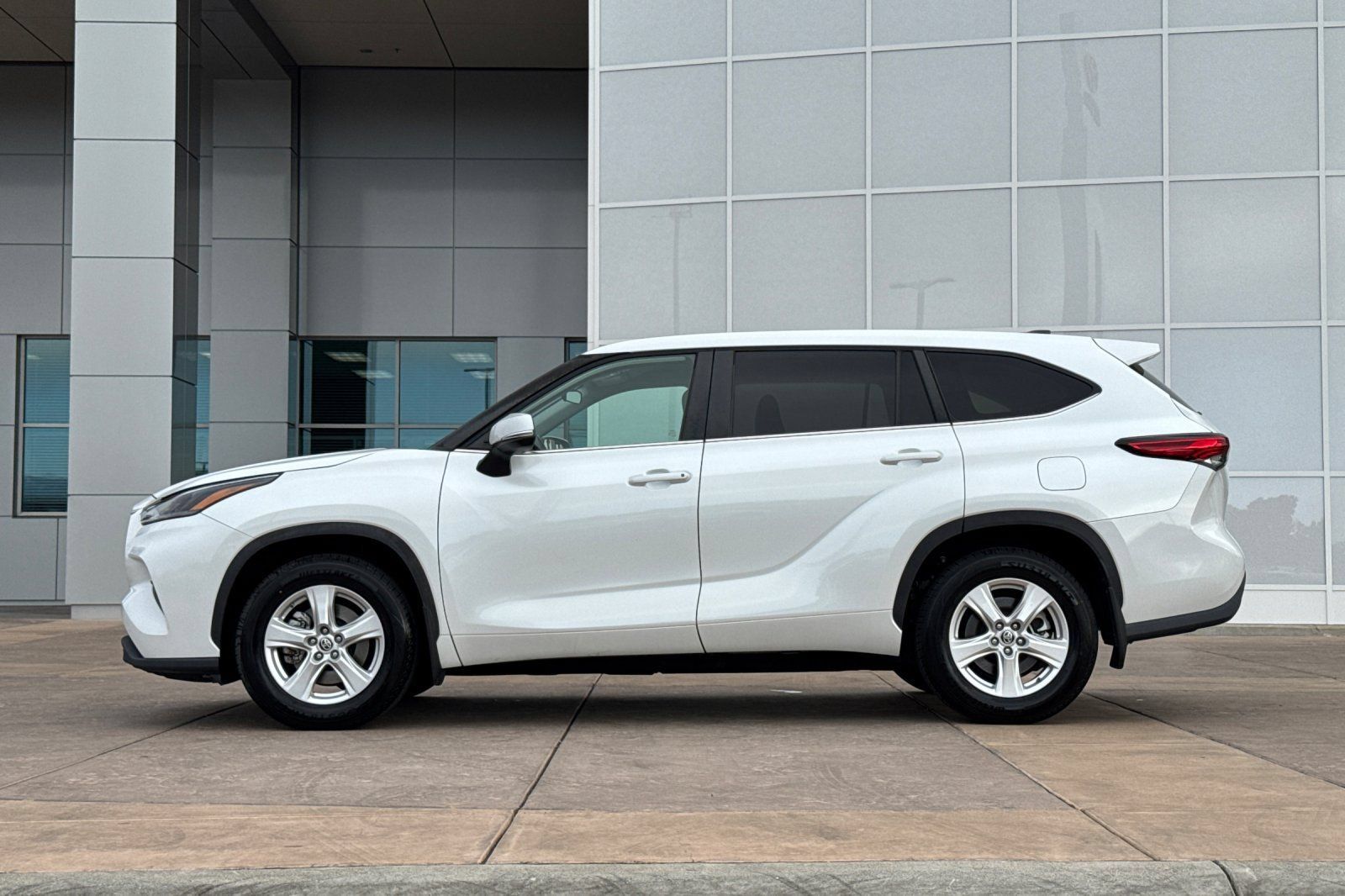 Used 2023 Toyota Highlander LE AWD/4WD image 8