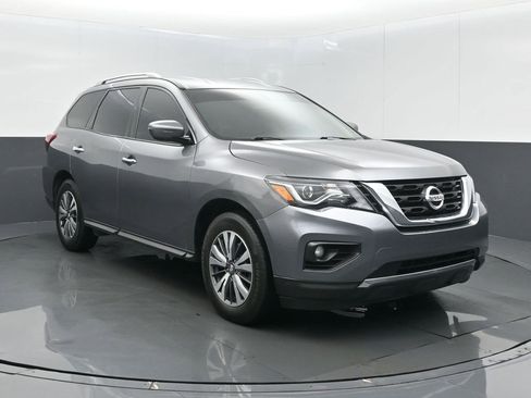 Used 2020 Nissan Pathfinder SV image 2