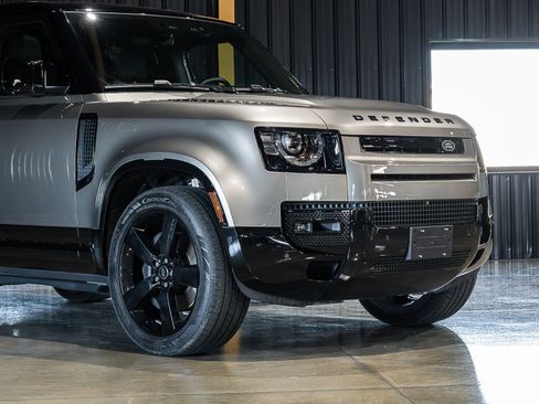 Used 2025 Land Rover Defender 110 X-Dynamic SE AWD/4WD image 5