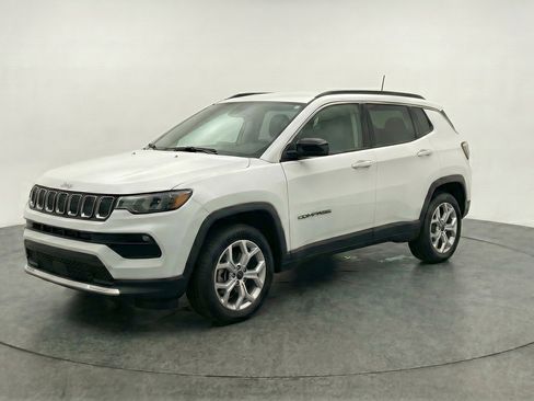 Used 2025 Jeep Compass Latitude AWD/4WD image 3