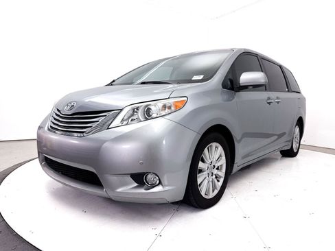 Used 2012 Toyota Sienna Limited w/ Premium Pkg FWD image 3