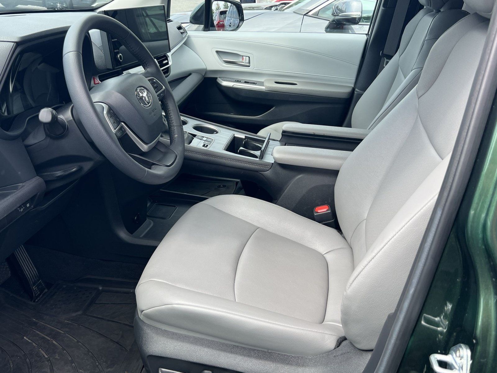 Used 2025 Toyota Sienna XLE AWD/4WD image 10
