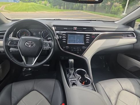 Used 2018 Toyota Camry XLE FWD image 17