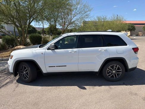 Used 2018 Jeep Grand Cherokee Trailhawk w/ Trailhawk Luxury Group AWD/4WD image 2