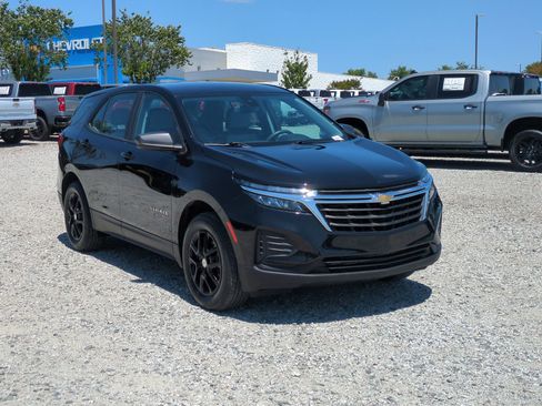 Used 2023 Chevrolet Equinox LS AWD/4WD image 2