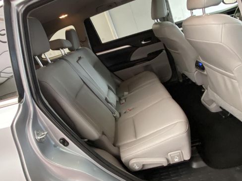 Used 2015 Toyota Highlander XLE AWD/4WD image 12