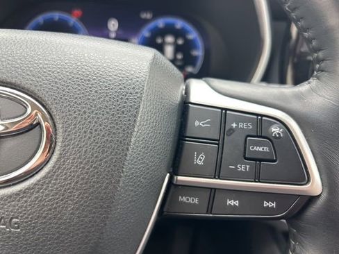 Used 2023 Toyota Highlander Platinum FWD image 27