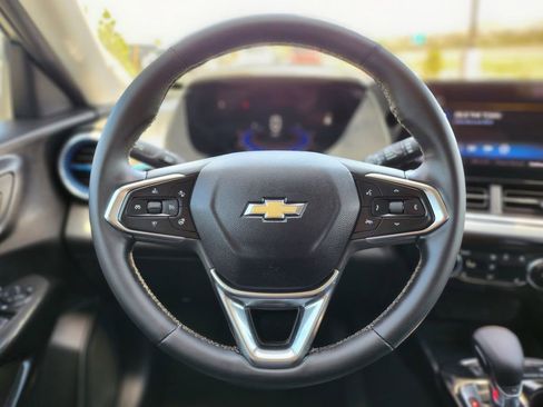 Used 2025 Chevrolet Trax LT w/ Driver Confidence Package FWD image 17