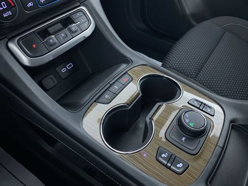 Used 2023 GMC Acadia SLE w/ Driver Convenience Package image 7