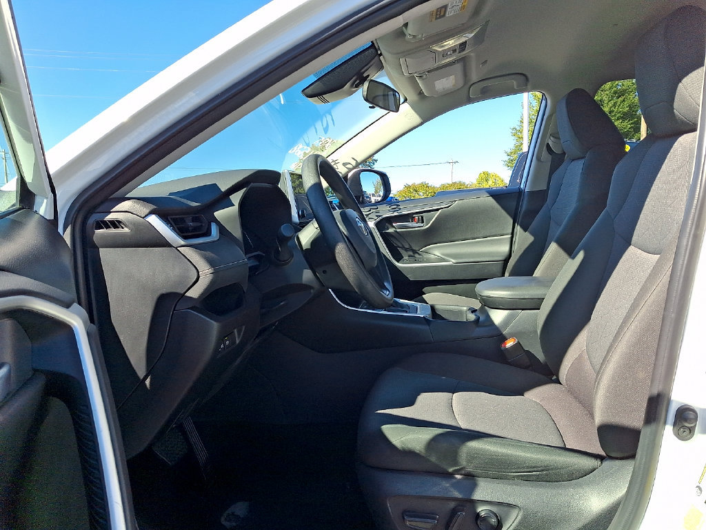 Used 2025 Toyota RAV4 XLE FWD image 13