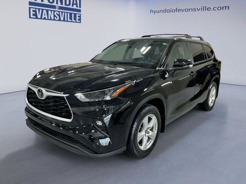 Used 2023 Toyota Highlander LE AWD/4WD image 2