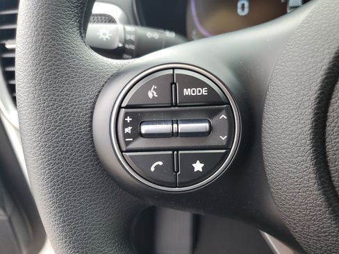 Used 2025 Kia Soul LX image 16