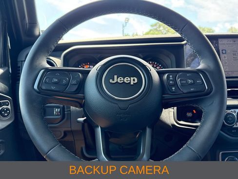 Used 2025 Jeep Wrangler Unlimited Rubicon w/ Convenience Group AWD/4WD image 9