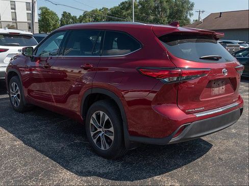 Used 2022 Toyota Highlander XLE AWD/4WD image 4