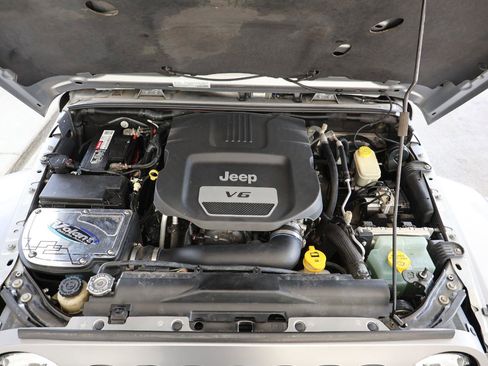 Used 2015 Jeep Wrangler Unlimited Sahara AWD/4WD image 12