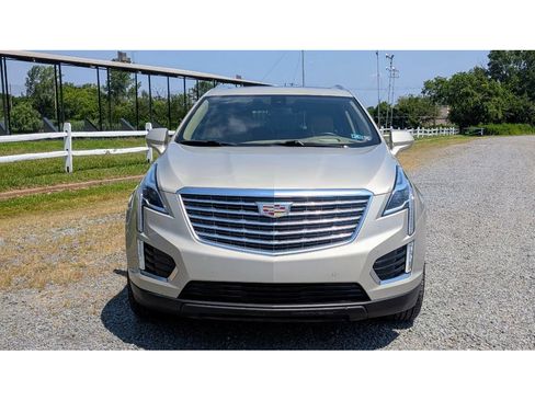 Used 2017 Cadillac XT5 Platinum image 2