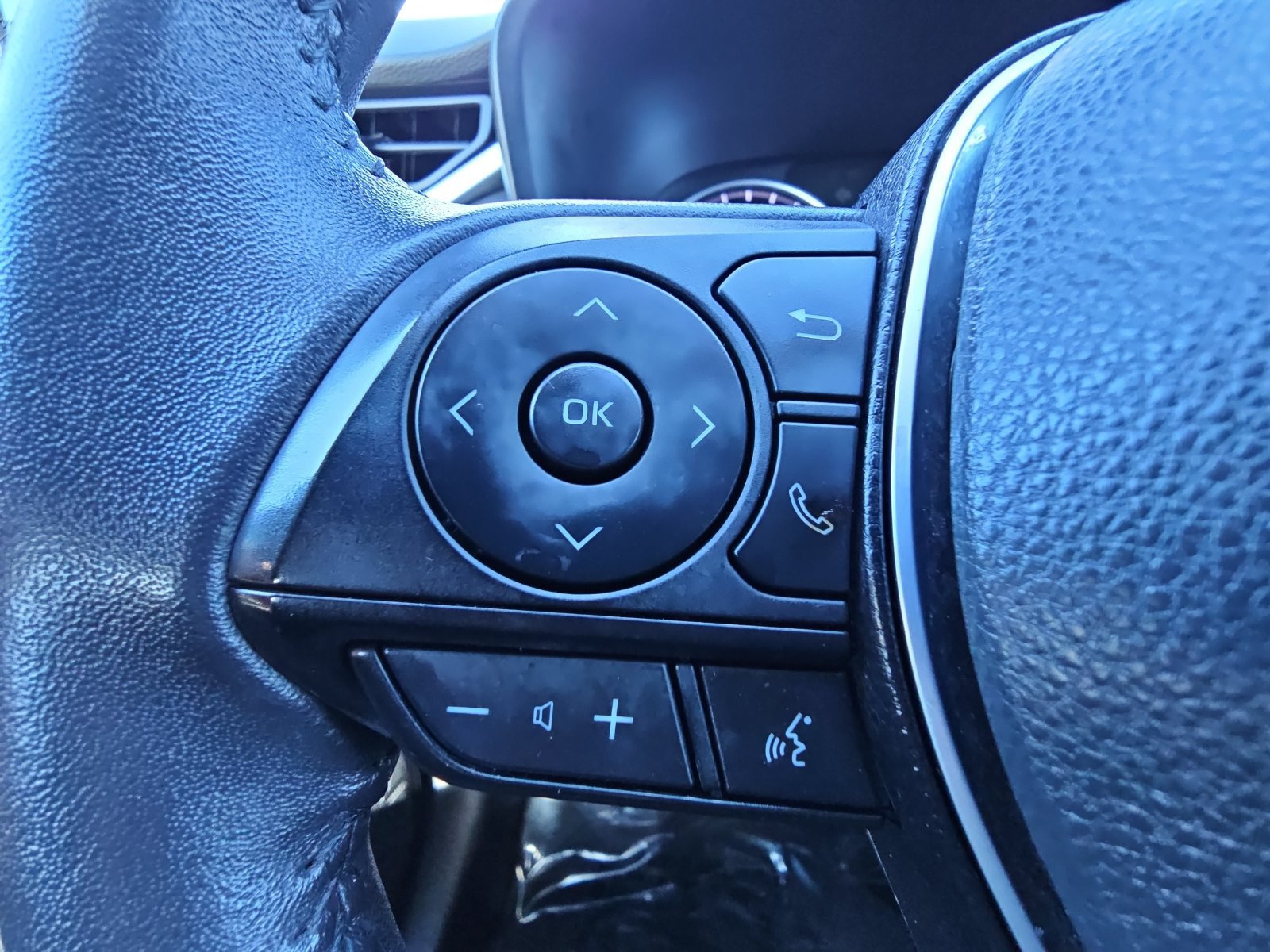 Used 2022 Toyota RAV4 XLE Premium FWD image 17
