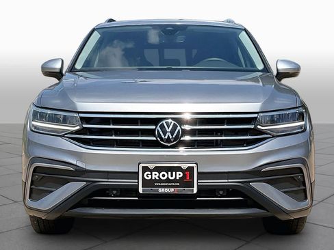 Used 2022 Volkswagen Tiguan SE w/ Panoramic Sunroof Package FWD image 4