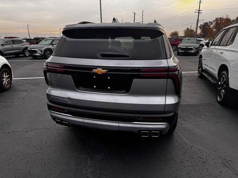 Used 2025 Chevrolet Traverse LT image 3