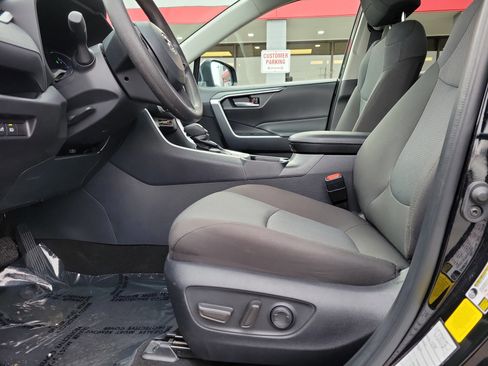 Used 2025 Toyota RAV4 XLE image 16