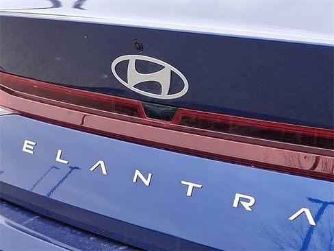 Used 2025 Hyundai Elantra SE image 29