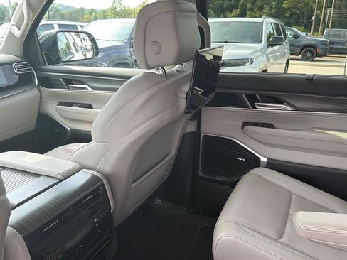 Used 2023 Jeep Wagoneer Series II w/ Convenience Group I AWD/4WD image 25