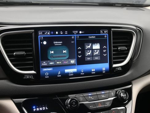 Used 2024 Chrysler Pacifica Touring-L FWD image 17