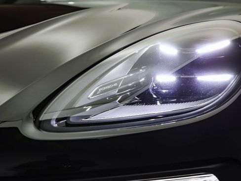 Certified 2025 Porsche Macan image 11