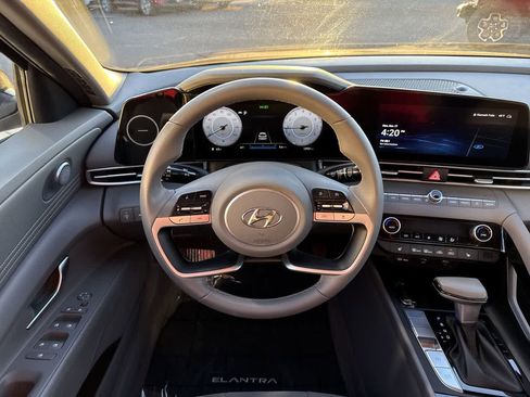 Used 2023 Hyundai Elantra SEL w/ Convenience Package image 16