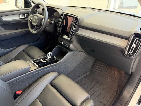 Certified 2025 Volvo XC40 B5 Plus image 24