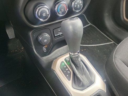 Used 2015 Jeep Renegade Latitude AWD/4WD image 9