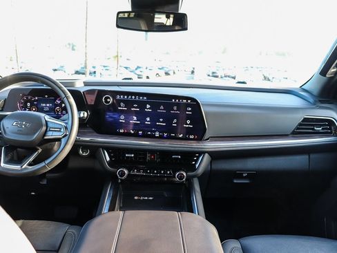 Used 2025 Chevrolet Suburban Z71 AWD/4WD image 14