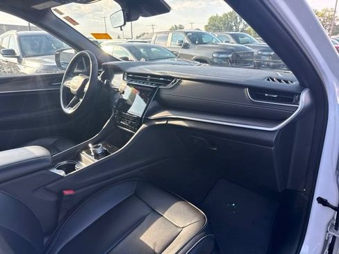 Used 2025 Jeep Grand Cherokee Limited AWD/4WD image 28