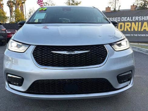Used 2024 Chrysler Pacifica Touring-L FWD image 11
