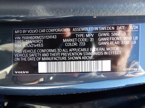 Certified 2025 Volvo XC60 T8 Ultra w/ Protection Package Premier AWD/4WD image 33