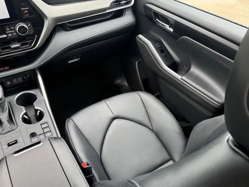 Used 2025 Toyota Highlander XLE FWD image 26