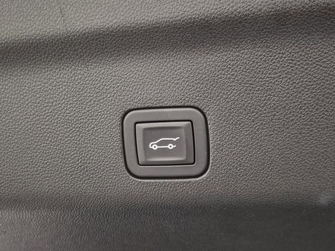 Used 2024 GMC Yukon SLT w/ SLT Luxury Package image 10