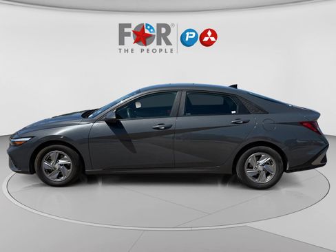 Used 2024 Hyundai Elantra SE image 2