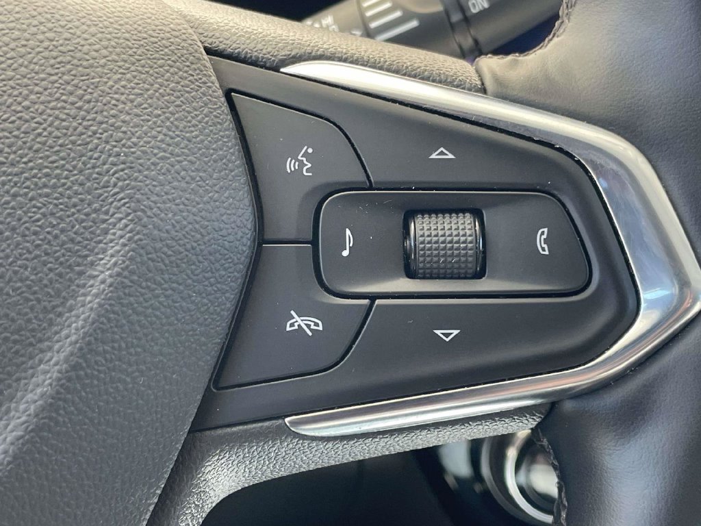 Used 2025 Chevrolet Trax LT w/ LT Convenience Package FWD image 23