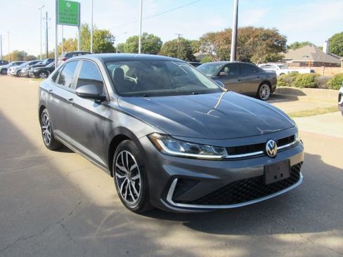 Used 2025 Volkswagen Jetta SE image 4