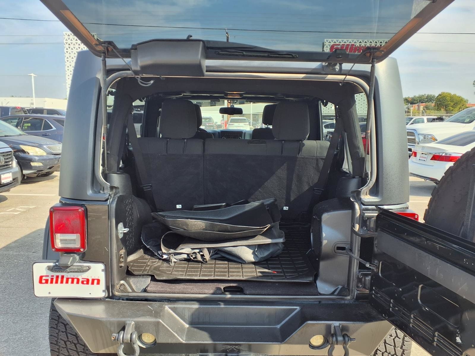 Used 2012 Jeep Wrangler Unlimited Sahara w/ Connectivity Group AWD/4WD image 18