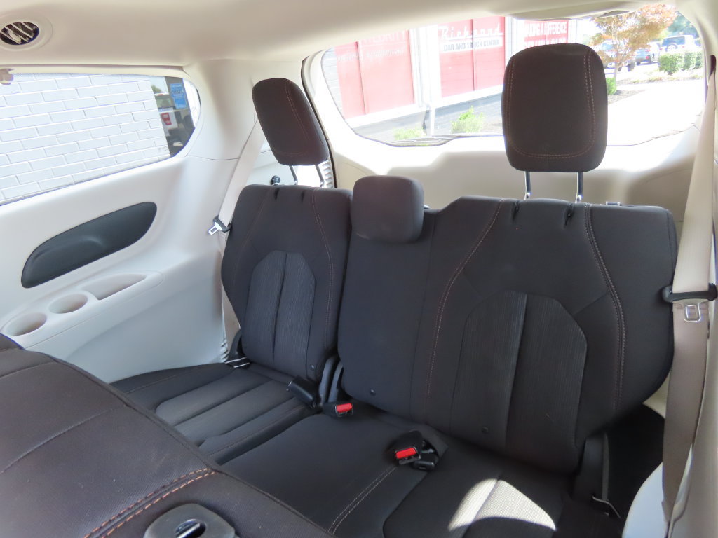 Used 2018 Chrysler Pacifica L FWD image 24