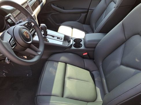 Used 2025 Porsche Macan image 22