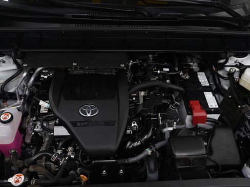 Used 2024 Toyota Highlander XLE image 32