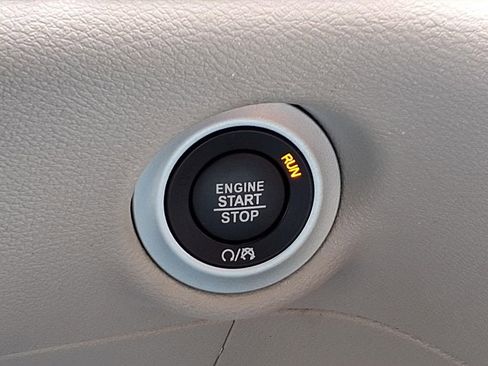 Used 2024 Chrysler Pacifica Touring-L image 30