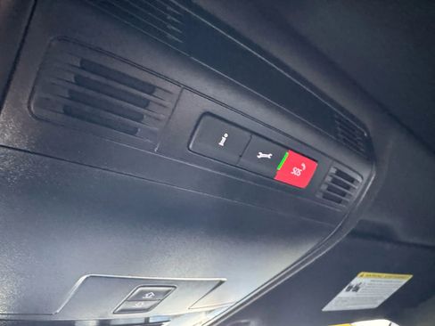 Used 2021 Volkswagen Tiguan SE R-Line image 33